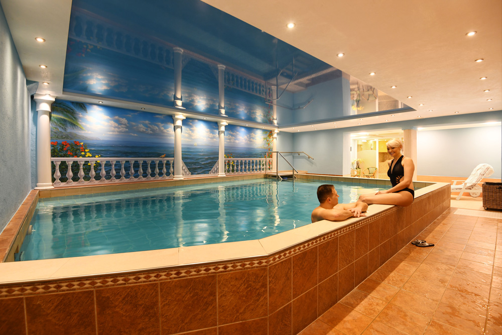 Wellness Mosel - Hotel Brixiade & Triton - Mosel-Spa - Burgblick - Main - Pool - Paar