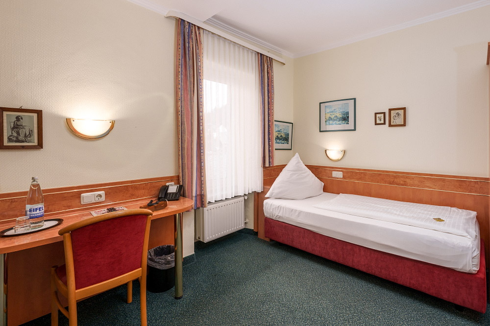 Einzelzimmer Standard - Brixiade - moselstern.de - Zimmer 308 - Hotel Brixiade & Triton - Schreibtisch -Bett