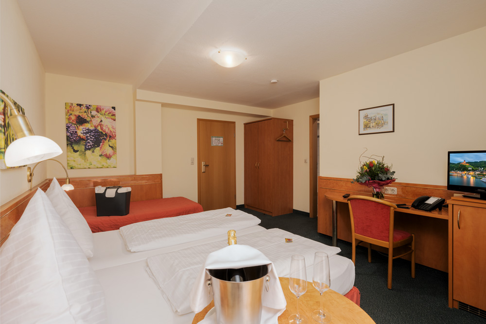 Doppelzimmer Standard - Brixiade - moselstern.de - Zimmer 309 - Hotel Brixiade & Triton - Schreibtisch -TV - Zimmeransicht