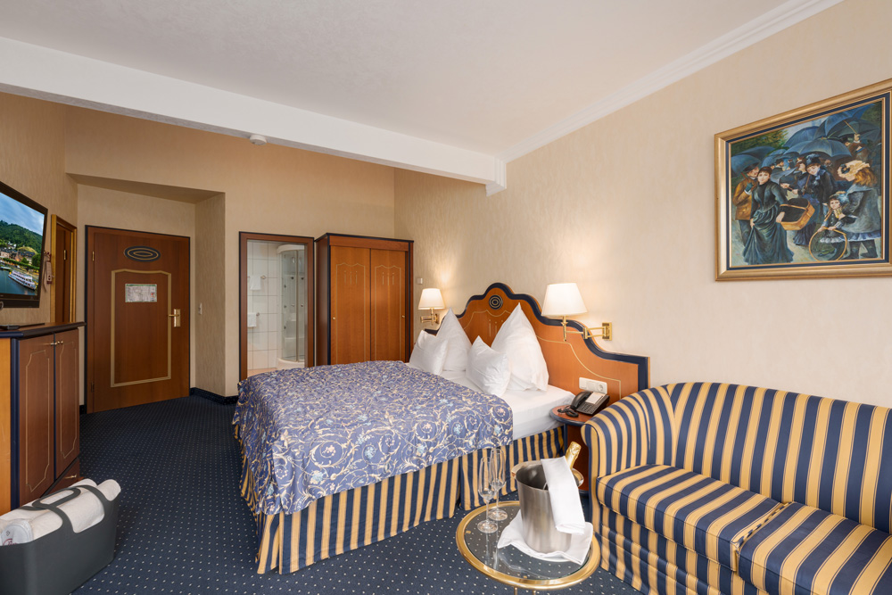 Doppelzimmer Deluxe - Brixiade - moselstern.de - Zimmer 404 - Vegas - Hotel Brixiade & Triton - Bett - TV - Sofa - Zimmeransicht