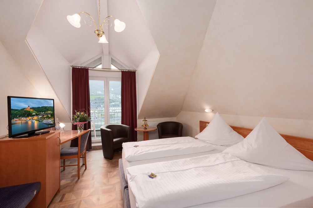 Doppelzimmer Standard - Triton - moselstern.de - Zimmer 53 - Hotel Brixiade & Triton - Bett -Schreibtisch -TV - Balkonansicht