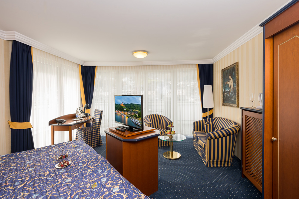 Junior Suite - Triton - moselstern.de - Zimmer 29 - Aphrodite - Hotel Brixiade & Triton - Bett - TV - Schreibtisch - Sitzgruppe - Balkonansicht
