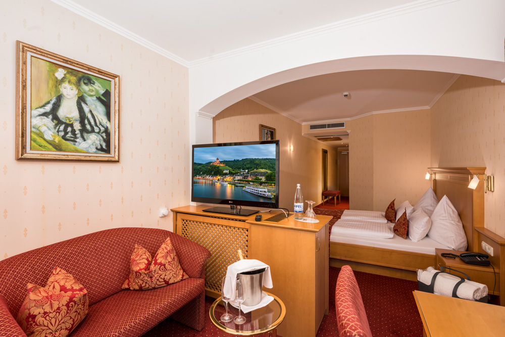 Doppelzimmer Deluxe - Triton - moselstern.de - Zimmer 47 - Athene - Hotel Brixiade & Triton - Sofa - Bett - TV - Schreibtisch - Zimmeransicht