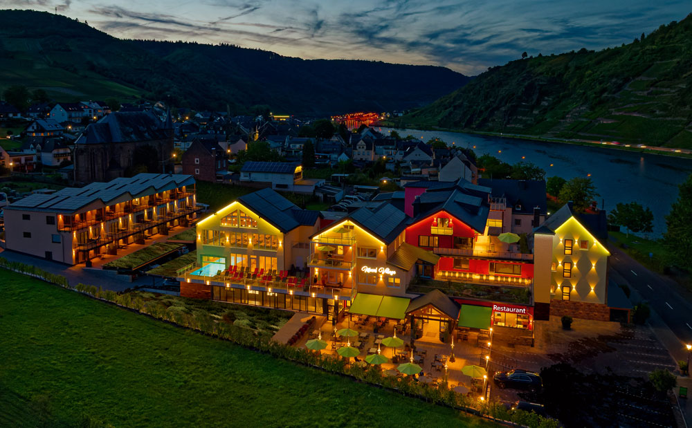 Mosel Village Resort - Außenansicht - komplette Anlage - Abendstimmung; beleuchte t- Ellenz; Mosel - Schleuse - Drohne - Auschnitt