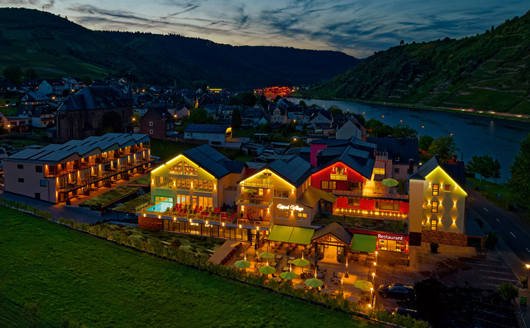 Mosel Village Resort - Außenansicht - komplette Anlage - Abendstimmung - beleuchtet - Ellenz - Mosel - Schleuse - Drohne